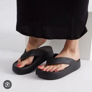 CROCS - Getaway Platform Flip - Black NEW